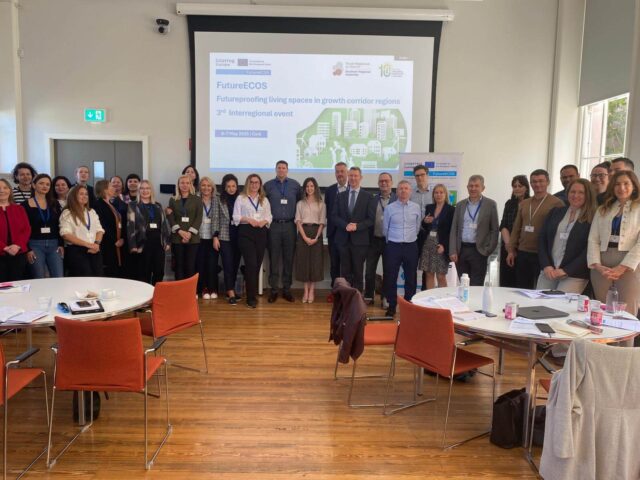 Project_Meeting_Room_Full_Of_People